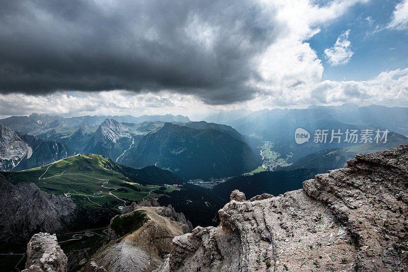 Trentino上阿迪杰，意大利:Dolomites - Pordoi山口，徒步到Piz Boè， Sella集团